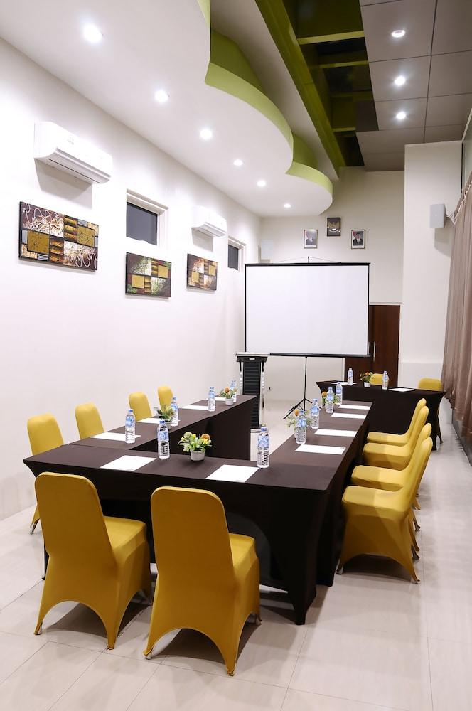 Biz Boulevard Hotel Manado Zewnętrze zdjęcie